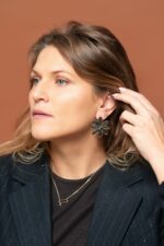 Boucles d'oreilles fleur atelier alméa noir