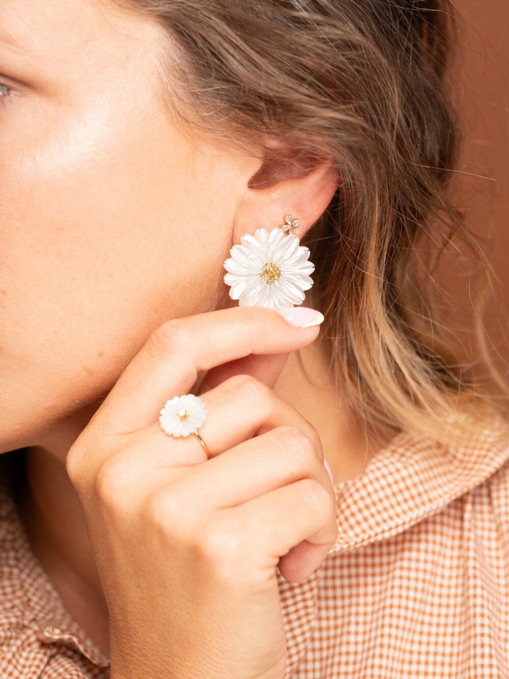 atelier alméa boucles d'oreilles nacre fleur marguerite