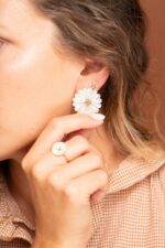 atelier alméa boucles d'oreilles nacre fleur marguerite