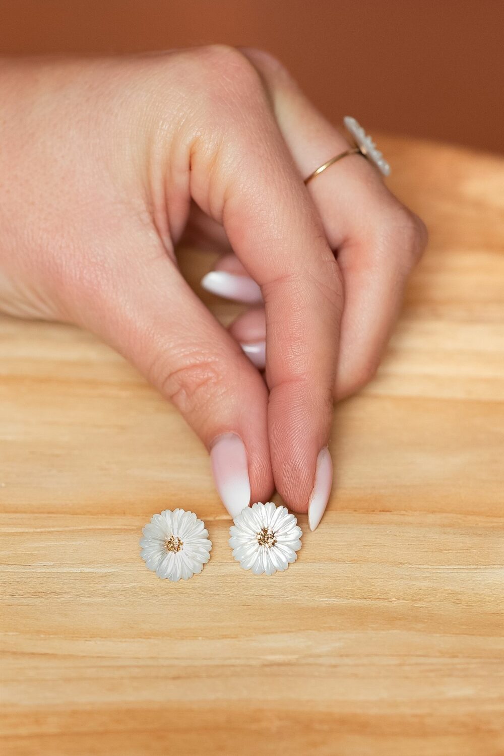 Boucles d'oreilles nacre marguerite atelier alméa Taille S