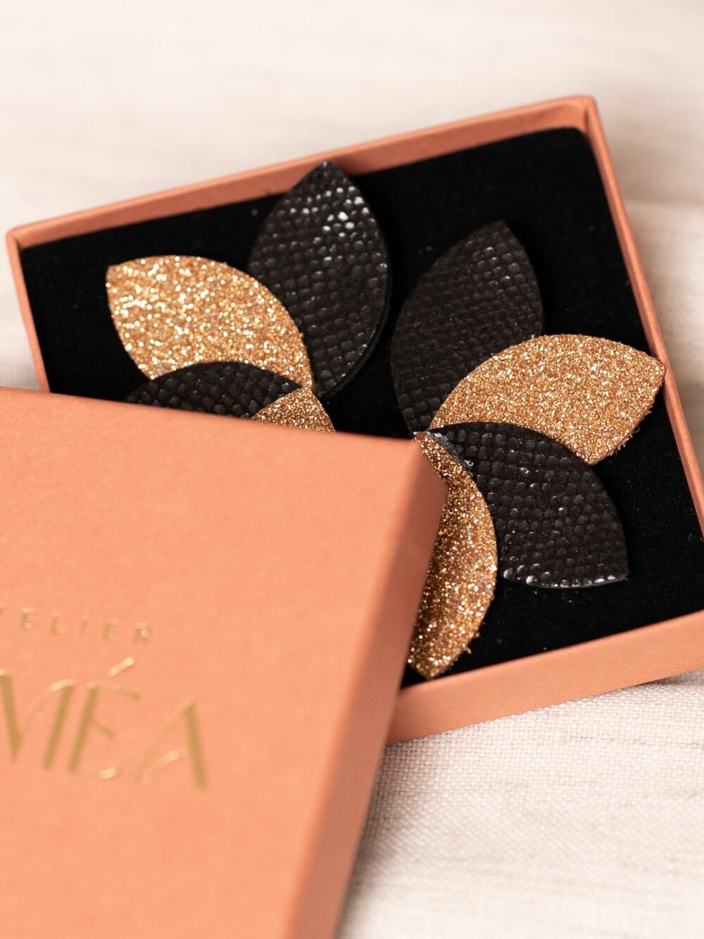 boucles d'oreilles cuir fleur écaille serpent atelier alméa taille L