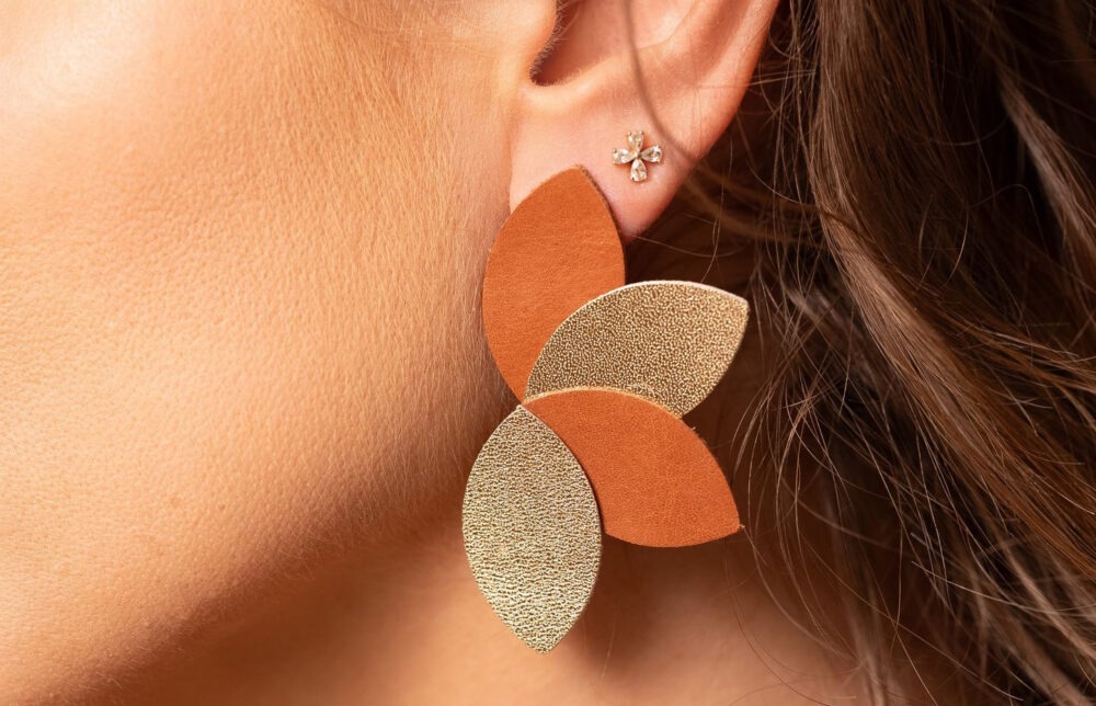 boucles d'oreilles cuir fleur camel atelier alméa taille L