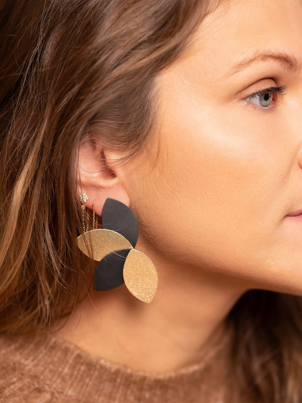 Boucles d'oreilles cuir noir et or atelier almea hemera noir