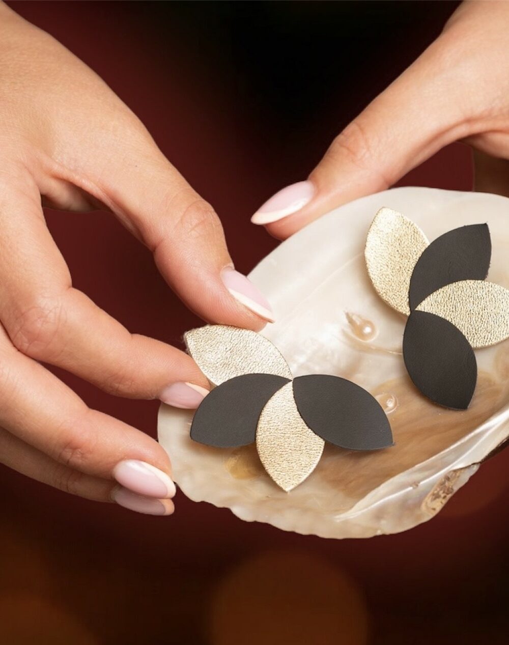 Boucles d'oreilles cuir noir et or atelier almea hemera noir